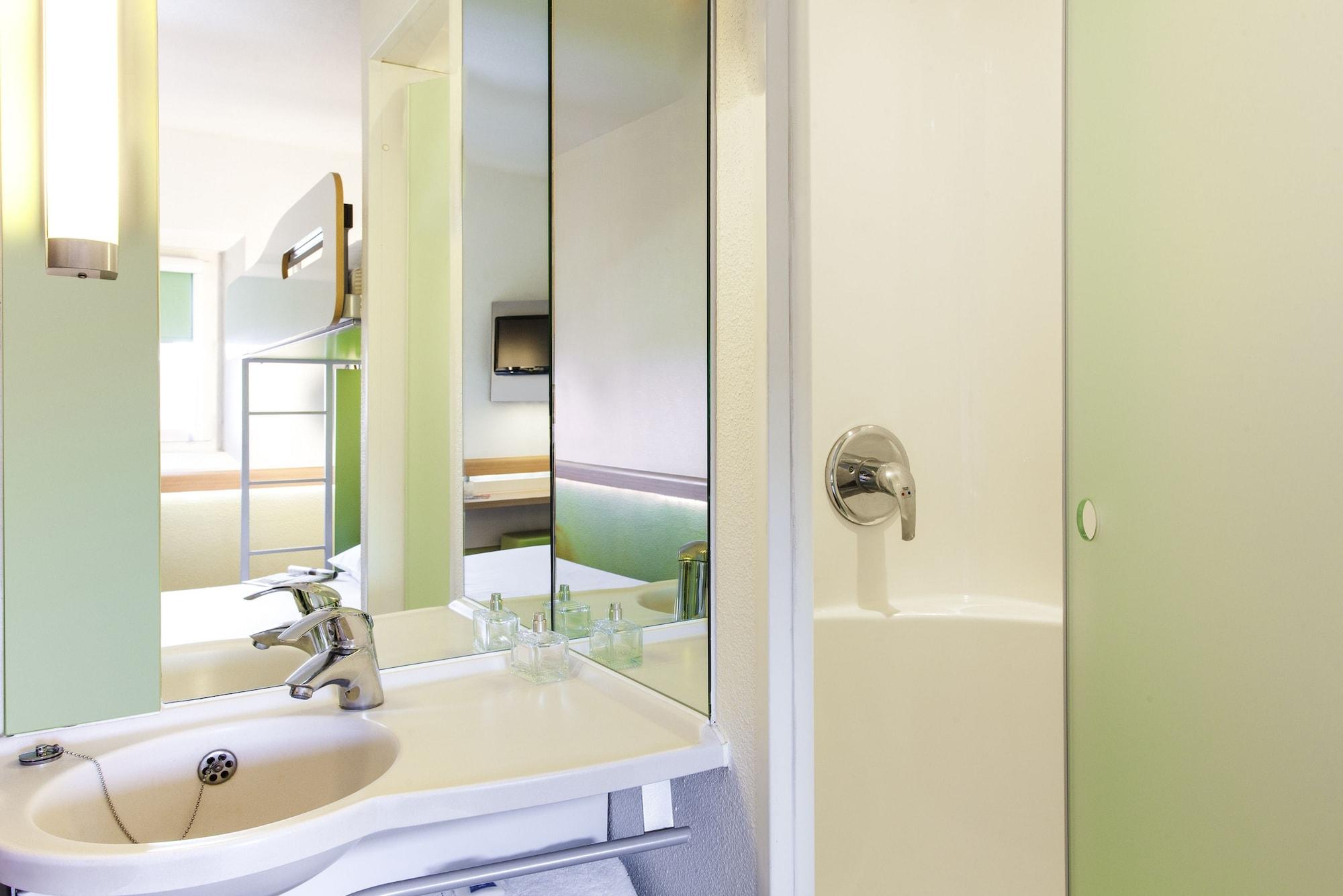Ibis Budget London Hounslow Exterior foto