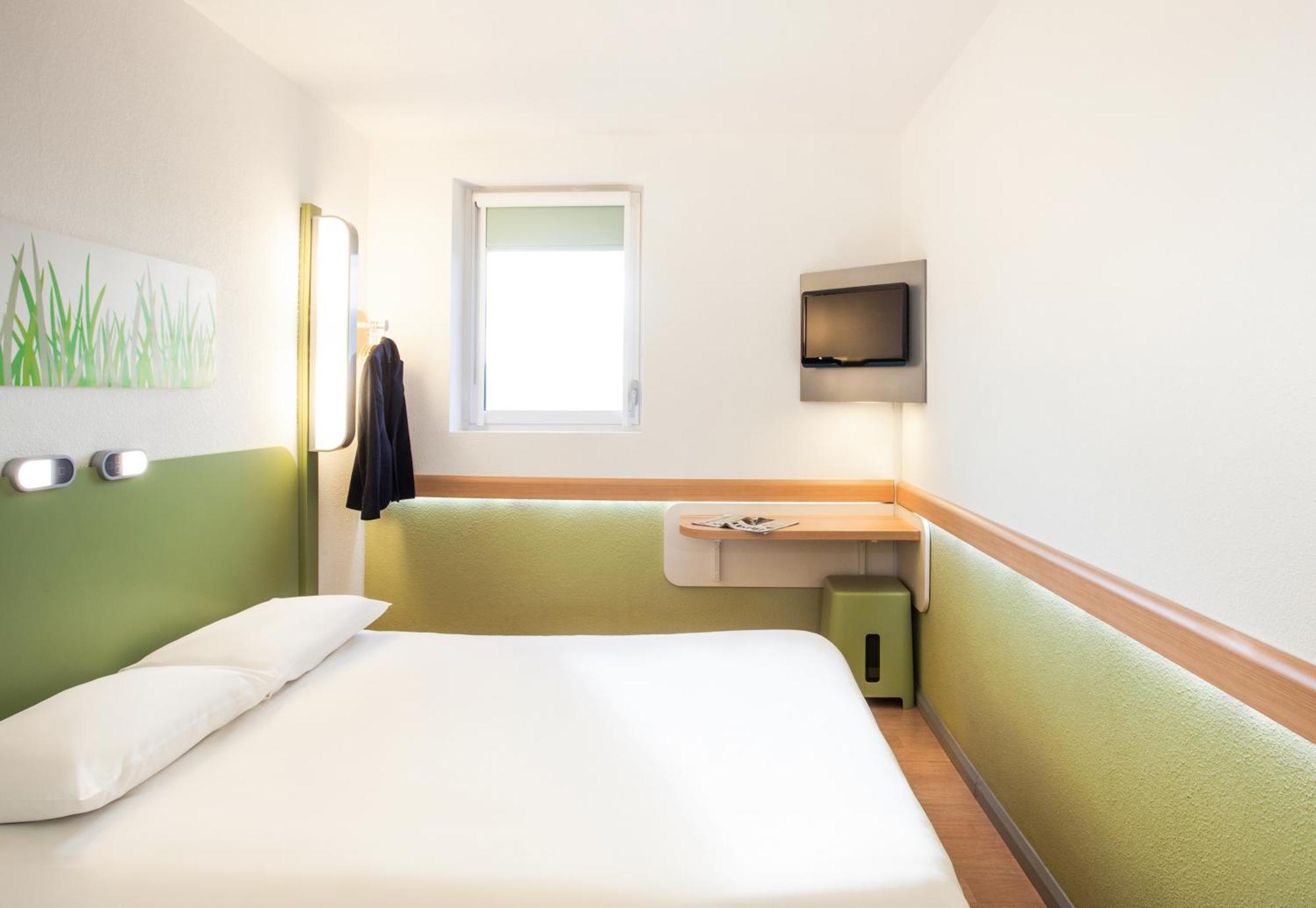 Ibis Budget London Hounslow Exterior foto
