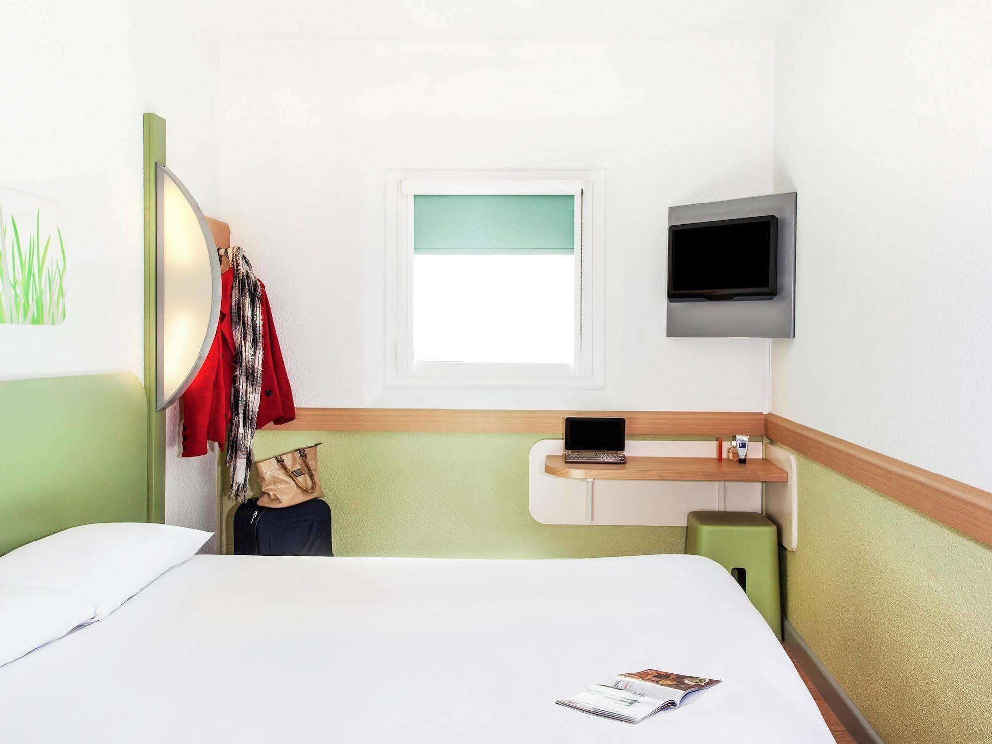 Ibis Budget London Hounslow Exterior foto