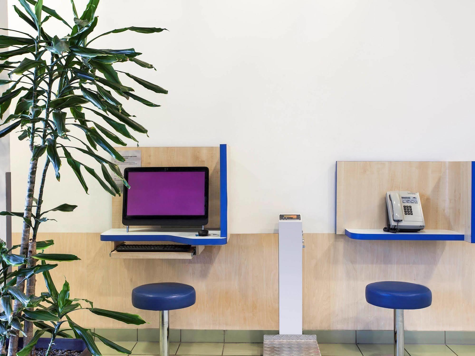 Ibis Budget London Hounslow Exterior foto